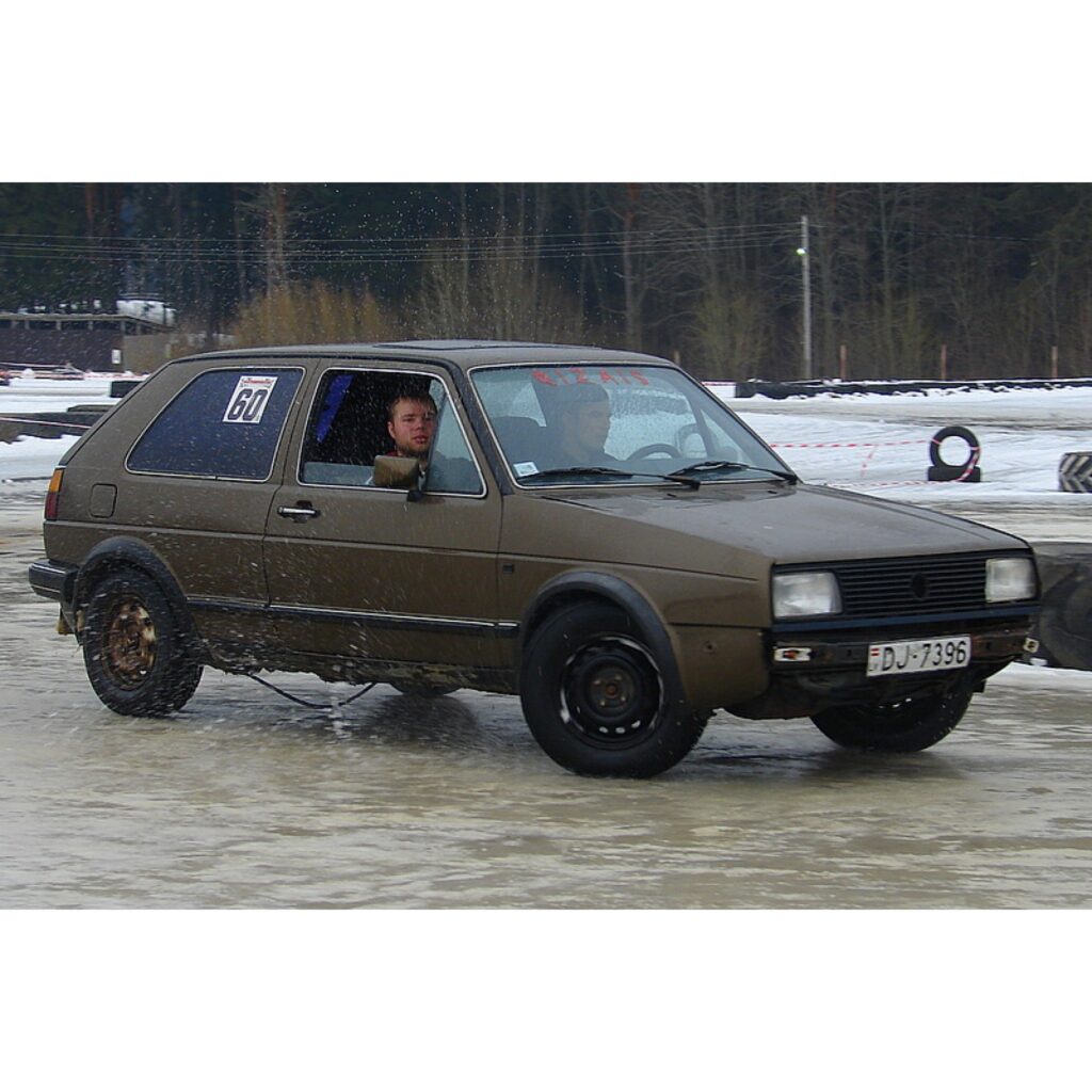 Šodien dienas lielākajā daļā Smiltenes supersprinta trasē pulcējās daudzi autosporta cienītāji, jo tur norisinājās „Amatieru kauss 2009” 8. posms. Trijās automašīnu klasēs piedalījās 36 dalībnieki. Supersprinta trasi iecienījuši gan Valkas...
Autors: Santa Sinka