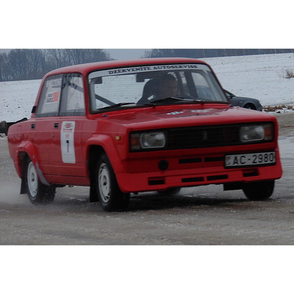 Šodien dienas lielākajā daļā Smiltenes supersprinta trasē pulcējās daudzi autosporta cienītāji, jo tur norisinājās „Amatieru kauss 2009” 8. posms. Trijās automašīnu klasēs piedalījās 36 dalībnieki. Supersprinta trasi iecienījuši gan Valkas...
Autors: Santa Sinka