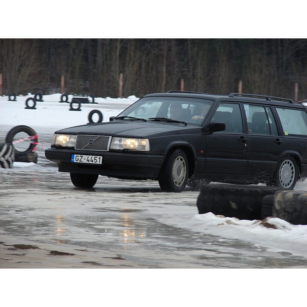 Šodien dienas lielākajā daļā Smiltenes supersprinta trasē pulcējās daudzi autosporta cienītāji, jo tur norisinājās „Amatieru kauss 2009” 8. posms. Trijās automašīnu klasēs piedalījās 36 dalībnieki. Supersprinta trasi iecienījuši gan Valkas...
Autors: Santa Sinka