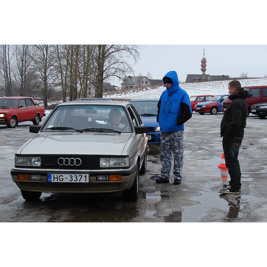 Šodien dienas lielākajā daļā Smiltenes supersprinta trasē pulcējās daudzi autosporta cienītāji, jo tur norisinājās „Amatieru kauss 2009” 8. posms. Trijās automašīnu klasēs piedalījās 36 dalībnieki. Supersprinta trasi iecienījuši gan Valkas...
Autors: Santa Sinka
