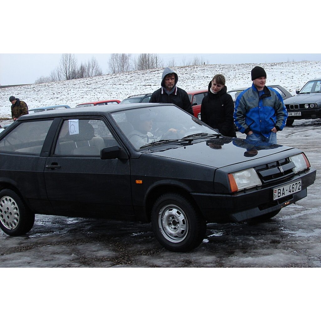 Šodien dienas lielākajā daļā Smiltenes supersprinta trasē pulcējās daudzi autosporta cienītāji, jo tur norisinājās „Amatieru kauss 2009” 8. posms. Trijās automašīnu klasēs piedalījās 36 dalībnieki. Supersprinta trasi iecienījuši gan Valkas...
Autors: Santa Sinka
