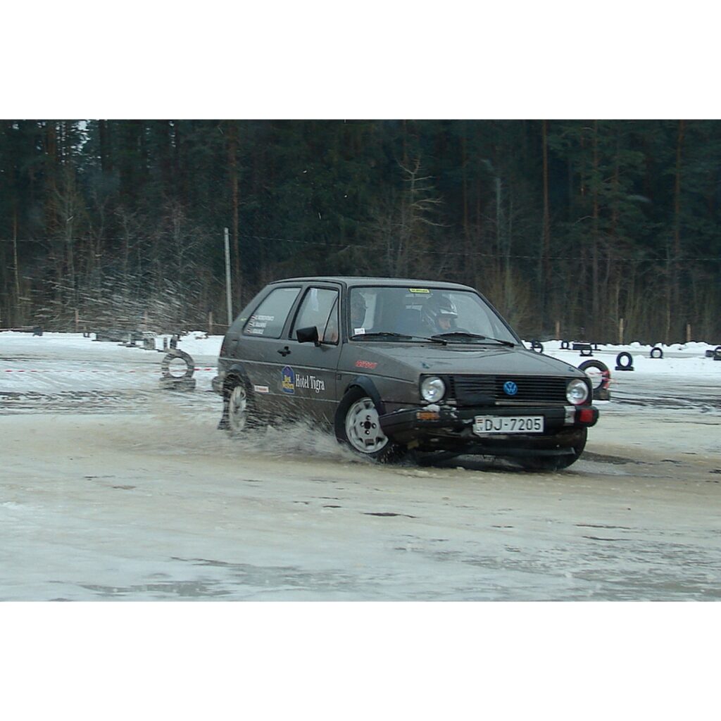 Šodien dienas lielākajā daļā Smiltenes supersprinta trasē pulcējās daudzi autosporta cienītāji, jo tur norisinājās „Amatieru kauss 2009” 8. posms. Trijās automašīnu klasēs piedalījās 36 dalībnieki. Supersprinta trasi iecienījuši gan Valkas...
Autors: Santa Sinka