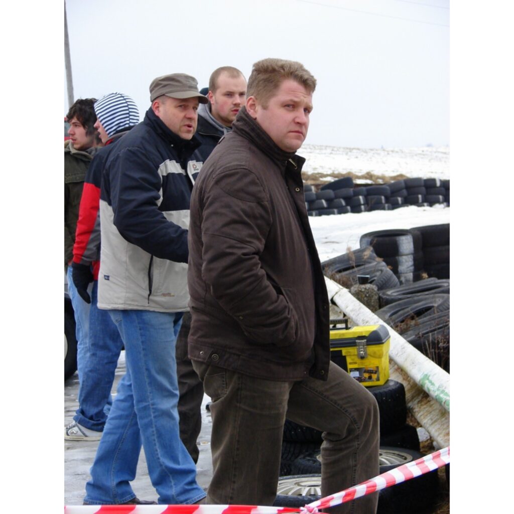 Šodien dienas lielākajā daļā Smiltenes supersprinta trasē pulcējās daudzi autosporta cienītāji, jo tur norisinājās „Amatieru kauss 2009” 8. posms. Trijās automašīnu klasēs piedalījās 36 dalībnieki. Supersprinta trasi iecienījuši gan Valkas...
Autors: Santa Sinka