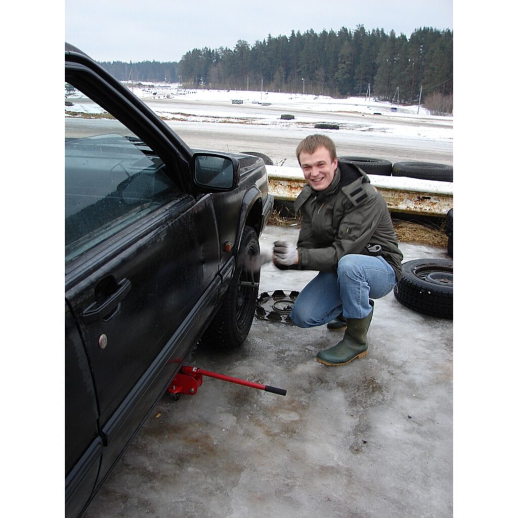 Šodien dienas lielākajā daļā Smiltenes supersprinta trasē pulcējās daudzi autosporta cienītāji, jo tur norisinājās „Amatieru kauss 2009” 8. posms. Trijās automašīnu klasēs piedalījās 36 dalībnieki. Supersprinta trasi iecienījuši gan Valkas...
Autors: Santa Sinka