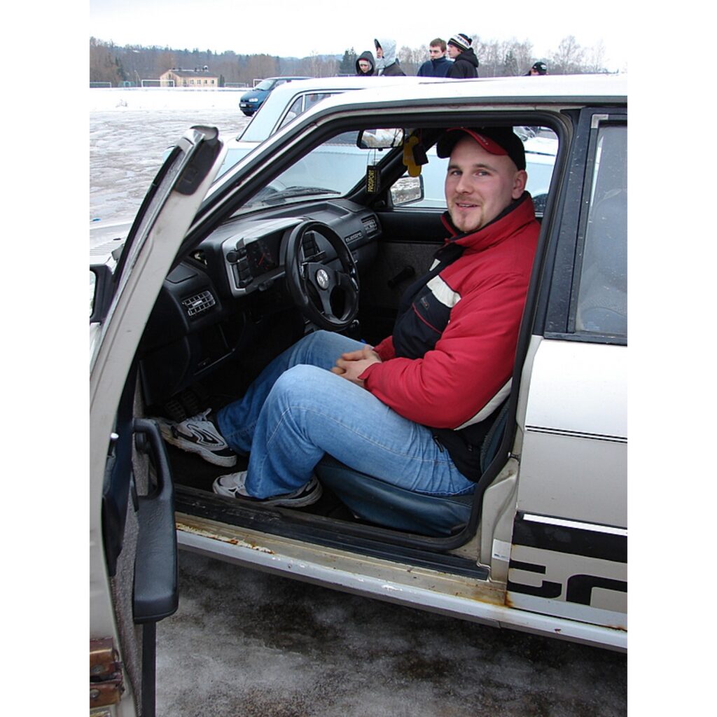 Šodien dienas lielākajā daļā Smiltenes supersprinta trasē pulcējās daudzi autosporta cienītāji, jo tur norisinājās „Amatieru kauss 2009” 8. posms. Trijās automašīnu klasēs piedalījās 36 dalībnieki. Supersprinta trasi iecienījuši gan Valkas...
Autors: Santa Sinka