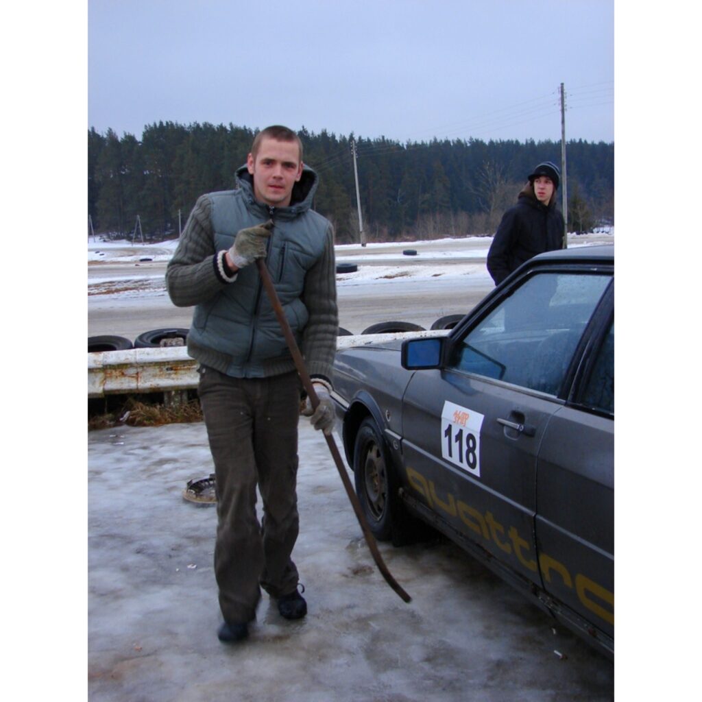 Šodien dienas lielākajā daļā Smiltenes supersprinta trasē pulcējās daudzi autosporta cienītāji, jo tur norisinājās „Amatieru kauss 2009” 8. posms. Trijās automašīnu klasēs piedalījās 36 dalībnieki. Supersprinta trasi iecienījuši gan Valkas...
Autors: Santa Sinka