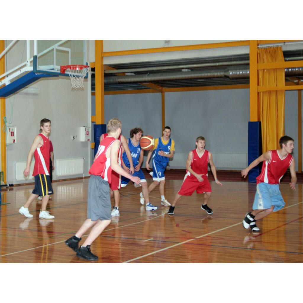 Valkas ģimnāzijas sporta hallē notika pilsētas atklātais čempionāta turnīrs basketbolā. Bija pieteikušās tikai četras komandas, tāpēc organizatori līdzekļu taupības dēļ izlēma, ka stiprākais jānoskaidro viena apļa turnīrā.
1. Bijušie...
Autors: Aldis Dubļāns