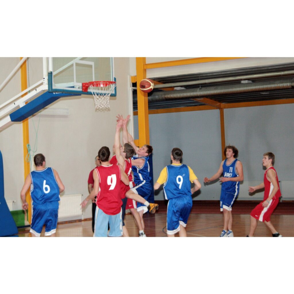 Valkas ģimnāzijas sporta hallē notika pilsētas atklātais čempionāta turnīrs basketbolā. Bija pieteikušās tikai četras komandas, tāpēc organizatori līdzekļu taupības dēļ izlēma, ka stiprākais jānoskaidro viena apļa turnīrā.
1. Bijušie...
Autors: Aldis Dubļāns