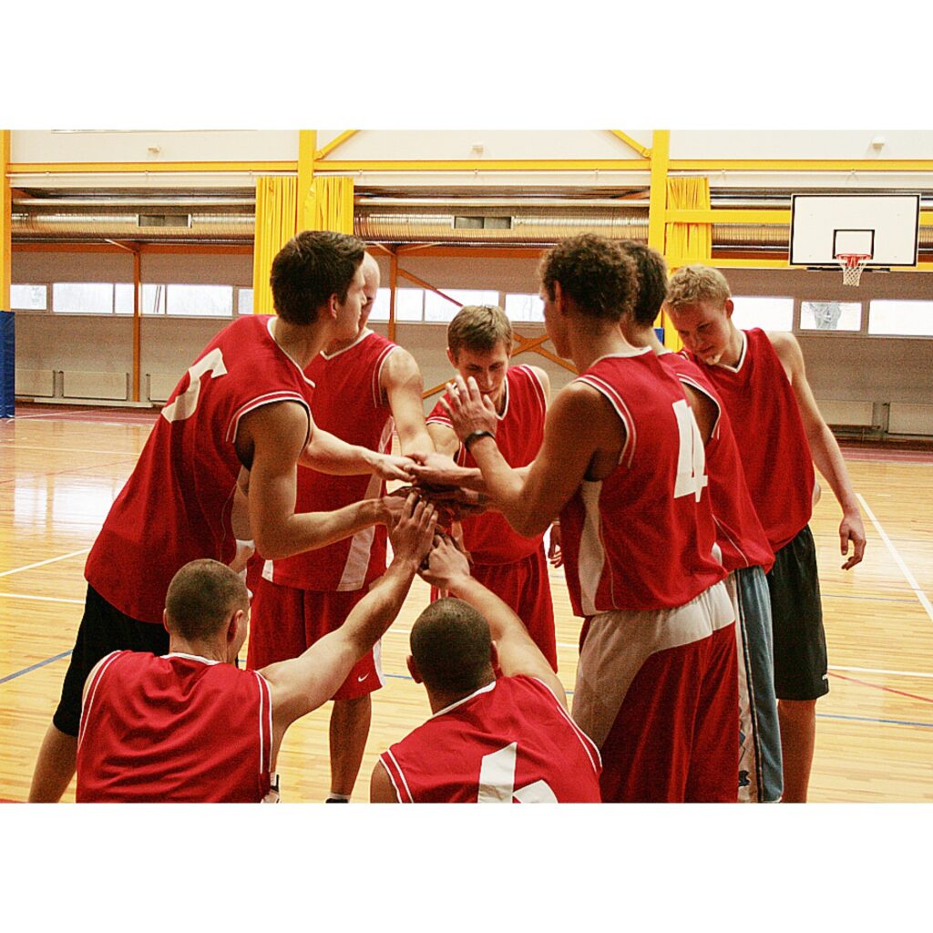 Valkas ģimnāzijas sporta hallē notika pilsētas atklātais čempionāta turnīrs basketbolā. Bija pieteikušās tikai četras komandas, tāpēc organizatori līdzekļu taupības dēļ izlēma, ka stiprākais jānoskaidro viena apļa turnīrā.
1. Bijušie...
Autors: Aldis Dubļāns