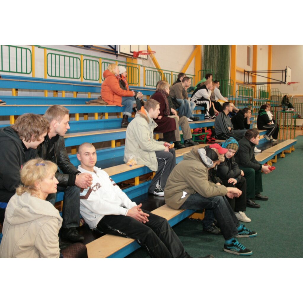 Valkas ģimnāzijas sporta hallē notika pilsētas atklātais čempionāta turnīrs basketbolā. Bija pieteikušās tikai četras komandas, tāpēc organizatori līdzekļu taupības dēļ izlēma, ka stiprākais jānoskaidro viena apļa turnīrā.
1. Bijušie...
Autors: Aldis Dubļāns