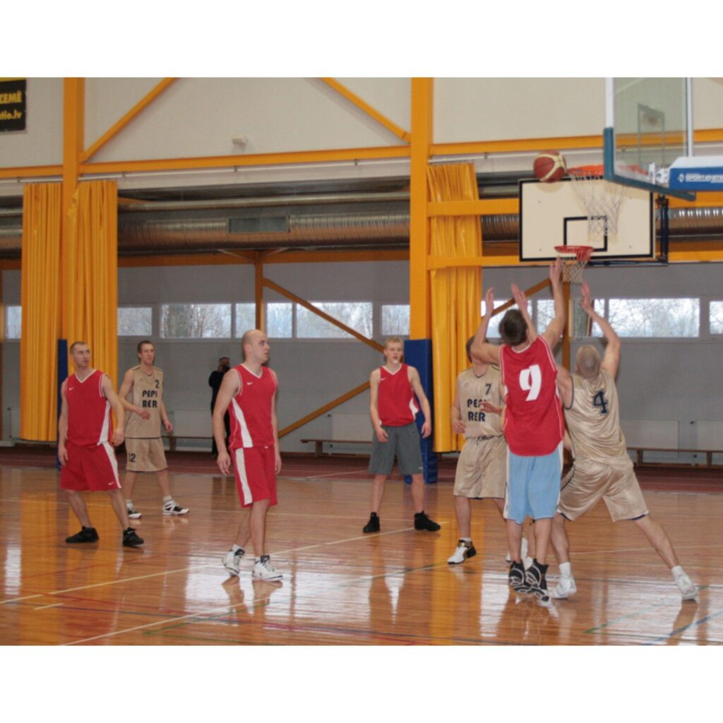 Valkas ģimnāzijas sporta hallē notika pilsētas atklātais čempionāta turnīrs basketbolā. Bija pieteikušās tikai četras komandas, tāpēc organizatori līdzekļu taupības dēļ izlēma, ka stiprākais jānoskaidro viena apļa turnīrā.
1. Bijušie...
Autors: Aldis Dubļāns