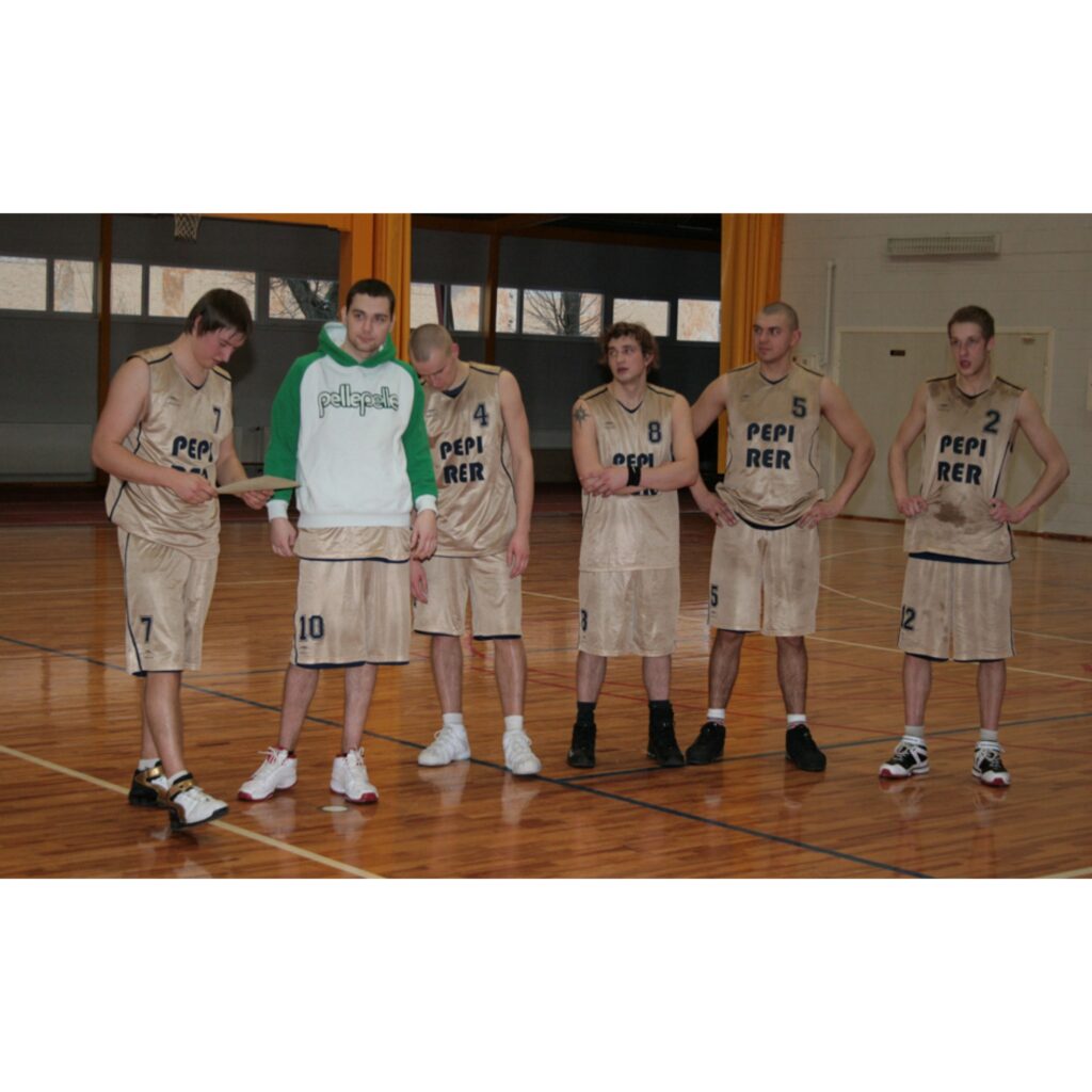 Valkas ģimnāzijas sporta hallē notika pilsētas atklātais čempionāta turnīrs basketbolā. Bija pieteikušās tikai četras komandas, tāpēc organizatori līdzekļu taupības dēļ izlēma, ka stiprākais jānoskaidro viena apļa turnīrā.
1. Bijušie...
Autors: Aldis Dubļāns