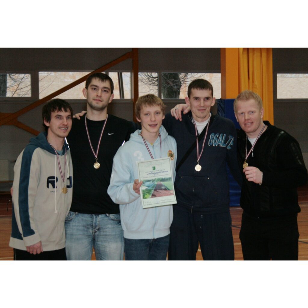Valkas ģimnāzijas sporta hallē notika pilsētas atklātais čempionāta turnīrs basketbolā. Bija pieteikušās tikai četras komandas, tāpēc organizatori līdzekļu taupības dēļ izlēma, ka stiprākais jānoskaidro viena apļa turnīrā.
1. Bijušie...
Autors: Aldis Dubļāns