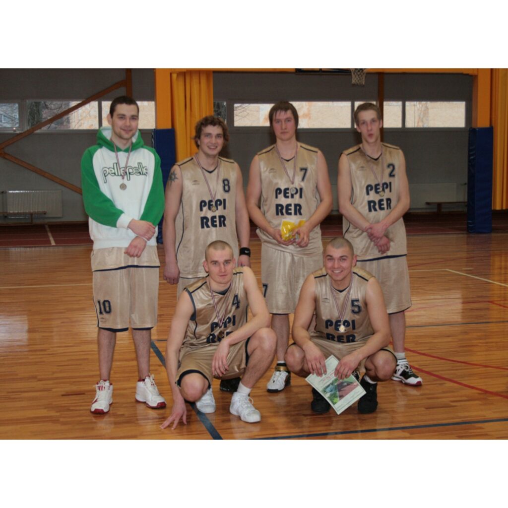 Valkas ģimnāzijas sporta hallē notika pilsētas atklātais čempionāta turnīrs basketbolā. Bija pieteikušās tikai četras komandas, tāpēc organizatori līdzekļu taupības dēļ izlēma, ka stiprākais jānoskaidro viena apļa turnīrā.
1. Bijušie...
Autors: Aldis Dubļāns