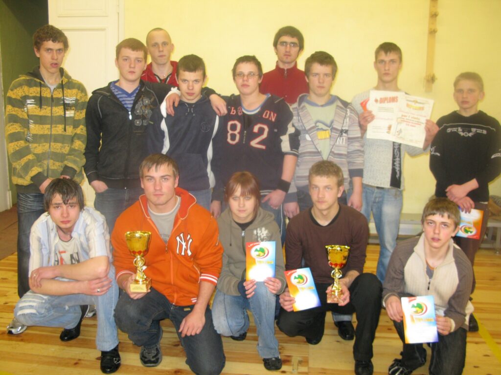 Dažu nedēļu laikā divas Palsmanes internātskolas basketbolistu komandas uzvarēja valsts mēroga sacensībās. Audzēkņus trenē Dzintars Ziediņš (aizmugurē - otrais no kreisās).
Autors: Sandra Pētersone