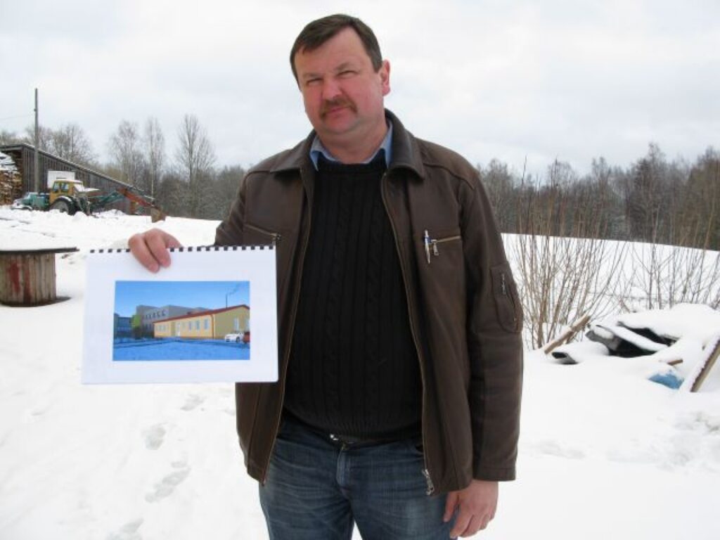  Šajā klajumā pie Variņu pamatskolas jau šogad vajadzētu tikt uzceltam, lūk, šādam saieta namam. Pagasta vecākais Uldis Birkenšteins cer, ka krīze valstī plānu neizjauks.
Autors: Sandra Pētersone