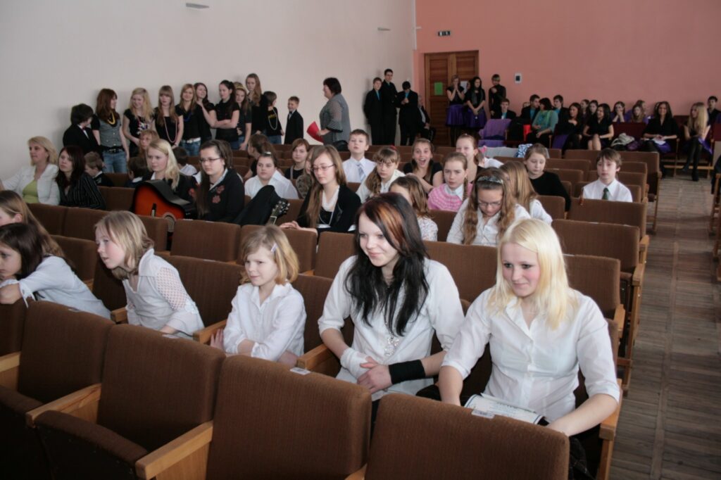 Skatītāju rindās visvairāk ir paši dziedātāji.
Autors: Aldis Dubļāns