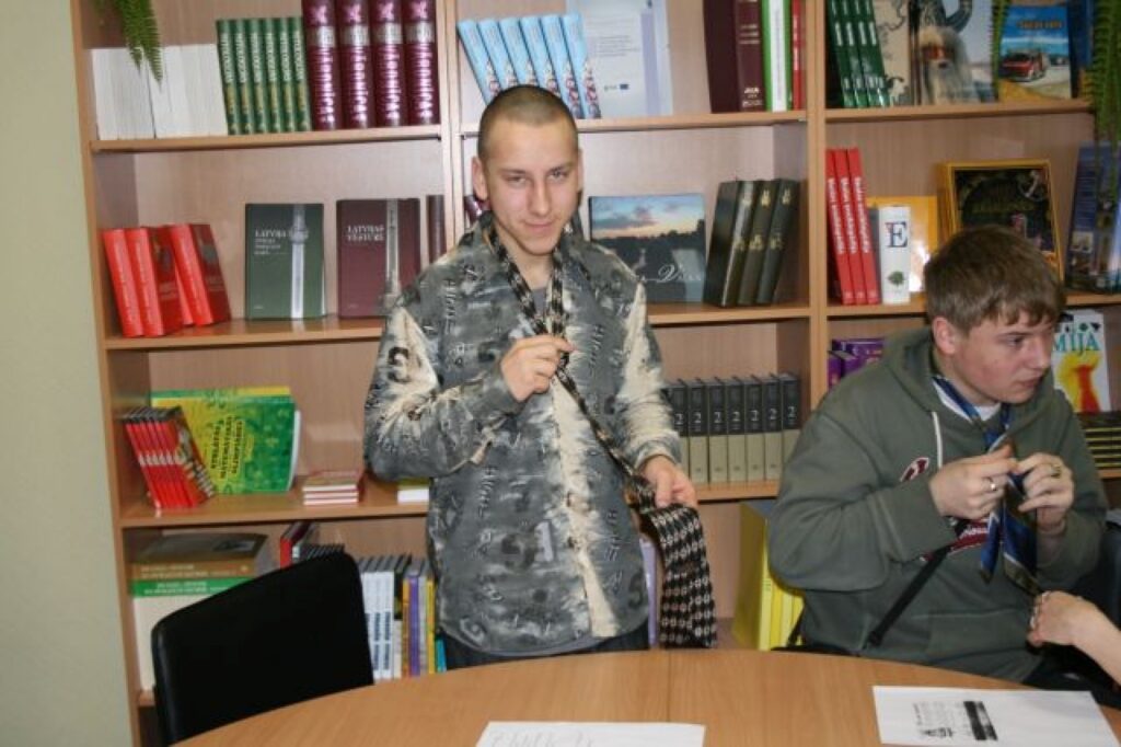 Daži ar lepnumu demonstrēja, ka kaklasaiti paši prot sasiet.
Autors: Aivars Zilbers