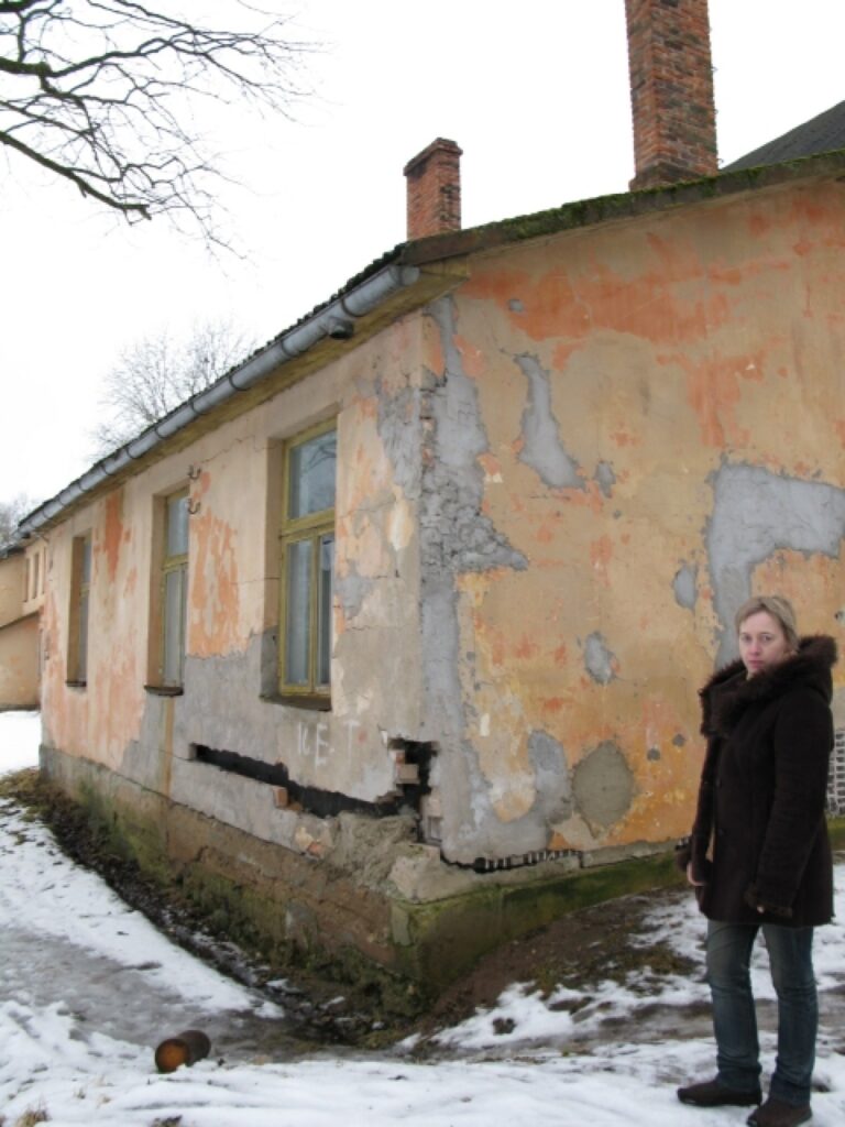 Strenču pilsētas māksliniece Daiga Kalniņa piekrīt, ka kultūras nama vecā piebūve jānojauc. “Piebūvei plaisā pamati, un tā gāžas uz vienu pusi.” 
Autors: Sandra Pētersone