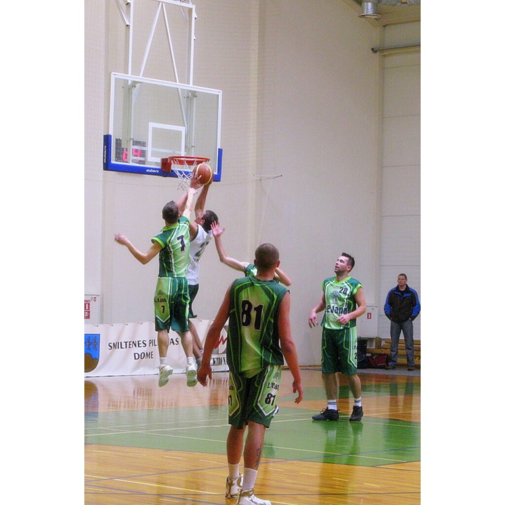 28. martā Smiltenes sporta centrā notika spraigas spēles basketbola turnīrā „Livonija Cup 2009”. Par trešo vietu cīnījās „J.P. Jana” no Valmieras un „Vudlande”. Ar 104 pret 84 godpilno 3. vietu ceturtajā „Livonija Cup” basketbola turnīrā...
Autors: Santa Sinka