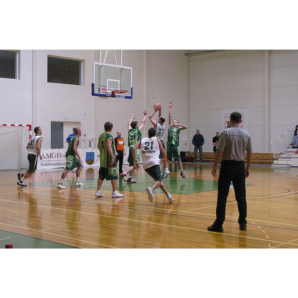 28. martā Smiltenes sporta centrā notika spraigas spēles basketbola turnīrā „Livonija Cup 2009”. Par trešo vietu cīnījās „J.P. Jana” no Valmieras un „Vudlande”. Ar 104 pret 84 godpilno 3. vietu ceturtajā „Livonija Cup” basketbola turnīrā...
Autors: Santa Sinka