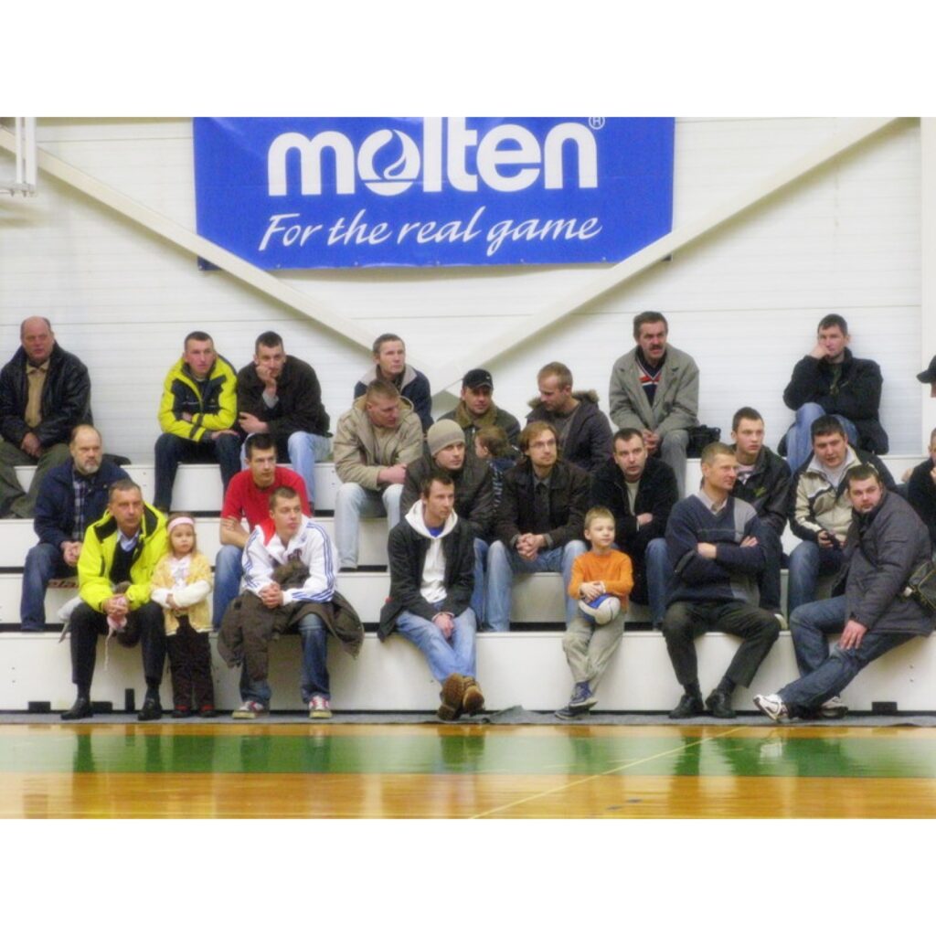 28. martā Smiltenes sporta centrā notika spraigas spēles basketbola turnīrā „Livonija Cup 2009”. Par trešo vietu cīnījās „J.P. Jana” no Valmieras un „Vudlande”. Ar 104 pret 84 godpilno 3. vietu ceturtajā „Livonija Cup” basketbola turnīrā...
Autors: Santa Sinka