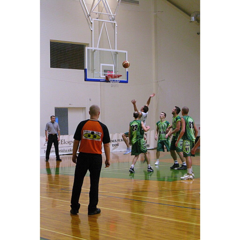 28. martā Smiltenes sporta centrā notika spraigas spēles basketbola turnīrā „Livonija Cup 2009”. Par trešo vietu cīnījās „J.P. Jana” no Valmieras un „Vudlande”. Ar 104 pret 84 godpilno 3. vietu ceturtajā „Livonija Cup” basketbola turnīrā...
Autors: Santa Sinka