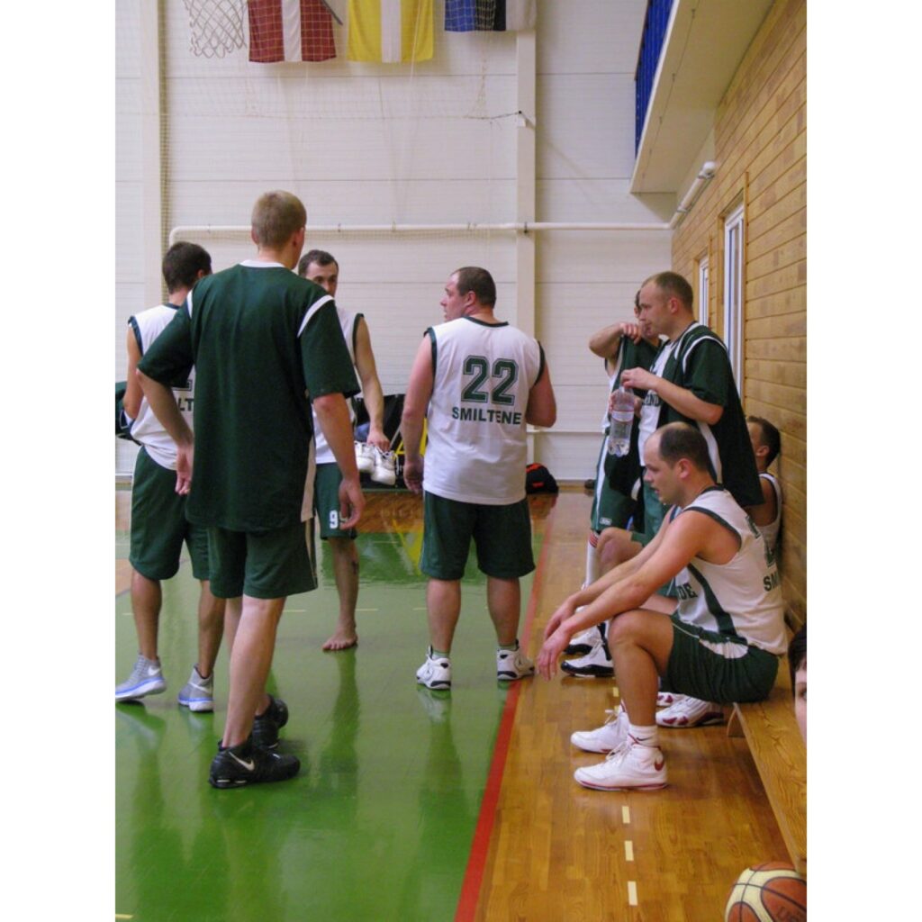28. martā Smiltenes sporta centrā notika spraigas spēles basketbola turnīrā „Livonija Cup 2009”. Par trešo vietu cīnījās „J.P. Jana” no Valmieras un „Vudlande”. Ar 104 pret 84 godpilno 3. vietu ceturtajā „Livonija Cup” basketbola turnīrā...
Autors: Santa Sinka