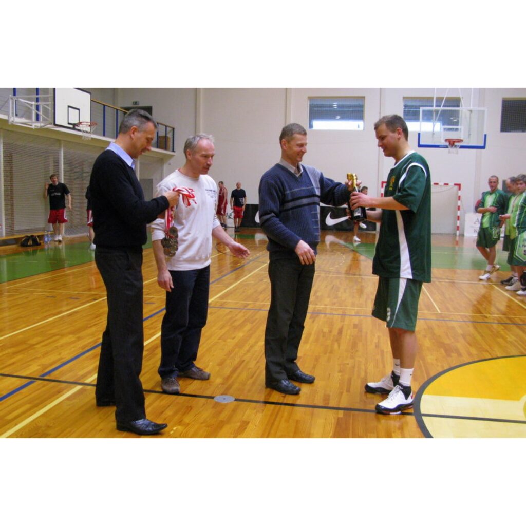28. martā Smiltenes sporta centrā notika spraigas spēles basketbola turnīrā „Livonija Cup 2009”. Par trešo vietu cīnījās „J.P. Jana” no Valmieras un „Vudlande”. Ar 104 pret 84 godpilno 3. vietu ceturtajā „Livonija Cup” basketbola turnīrā...
Autors: Santa Sinka