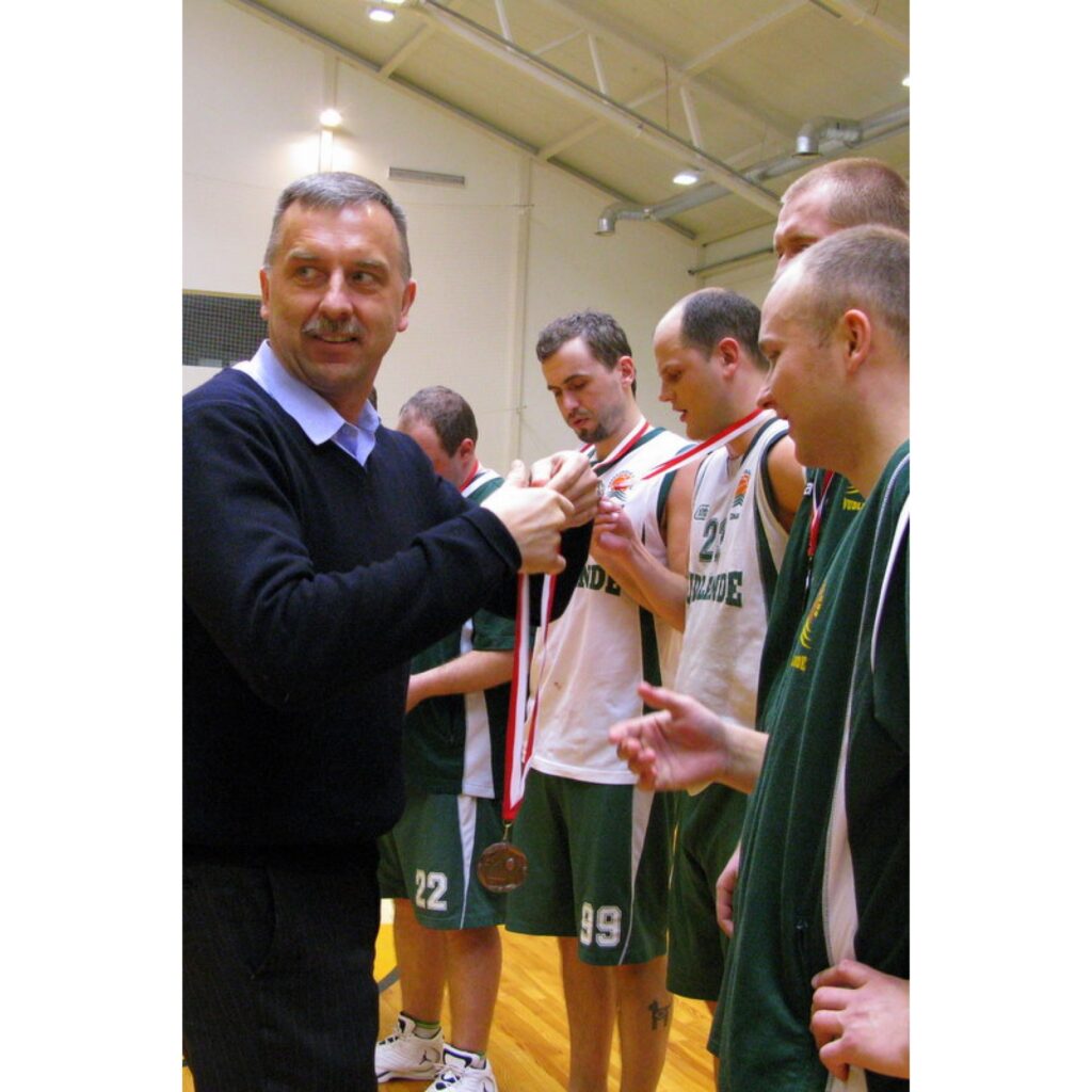 28. martā Smiltenes sporta centrā notika spraigas spēles basketbola turnīrā „Livonija Cup 2009”. Par trešo vietu cīnījās „J.P. Jana” no Valmieras un „Vudlande”. Ar 104 pret 84 godpilno 3. vietu ceturtajā „Livonija Cup” basketbola turnīrā...
Autors: Santa Sinka