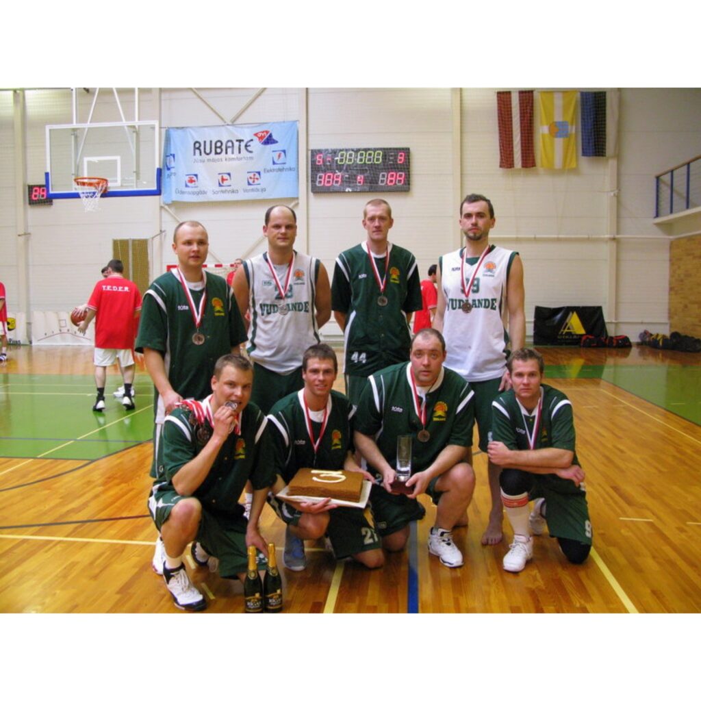 28. martā Smiltenes sporta centrā notika spraigas spēles basketbola turnīrā „Livonija Cup 2009”. Par trešo vietu cīnījās „J.P. Jana” no Valmieras un „Vudlande”. Ar 104 pret 84 godpilno 3. vietu ceturtajā „Livonija Cup” basketbola turnīrā...
Autors: Santa Sinka