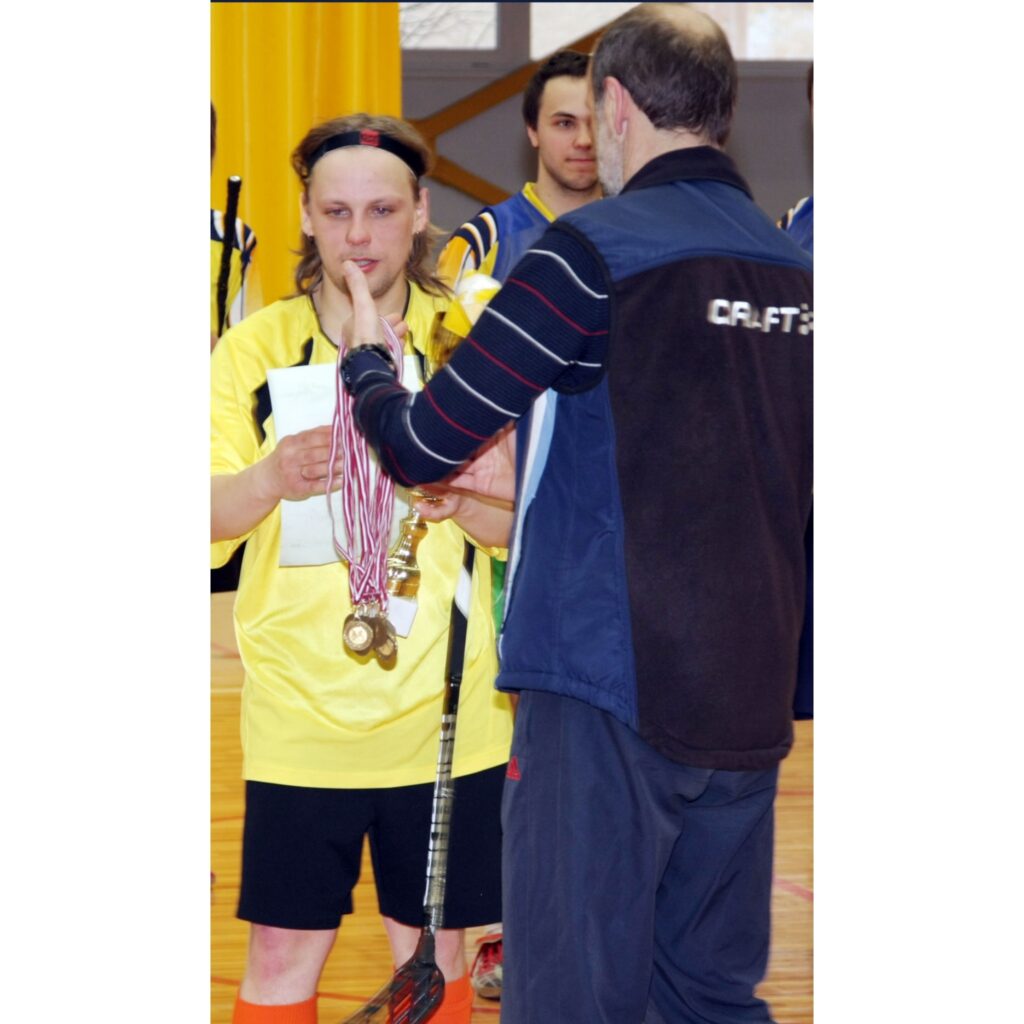 1. Par šā gada Valkas čempioniem florbolā kļuva “Čomi”.
2. Vecākais un jaunākais “Čomu” dalībnieks Ilvars un Aivars Ruļļi.
3. Šoreiz bumba vārtus neatrada.
4. Valkas “Torpēdas” uzbrūk mazsalaciešu vārtiem
5. Mazsalaca līksmo par...
Autors: Aldis Dubļāns