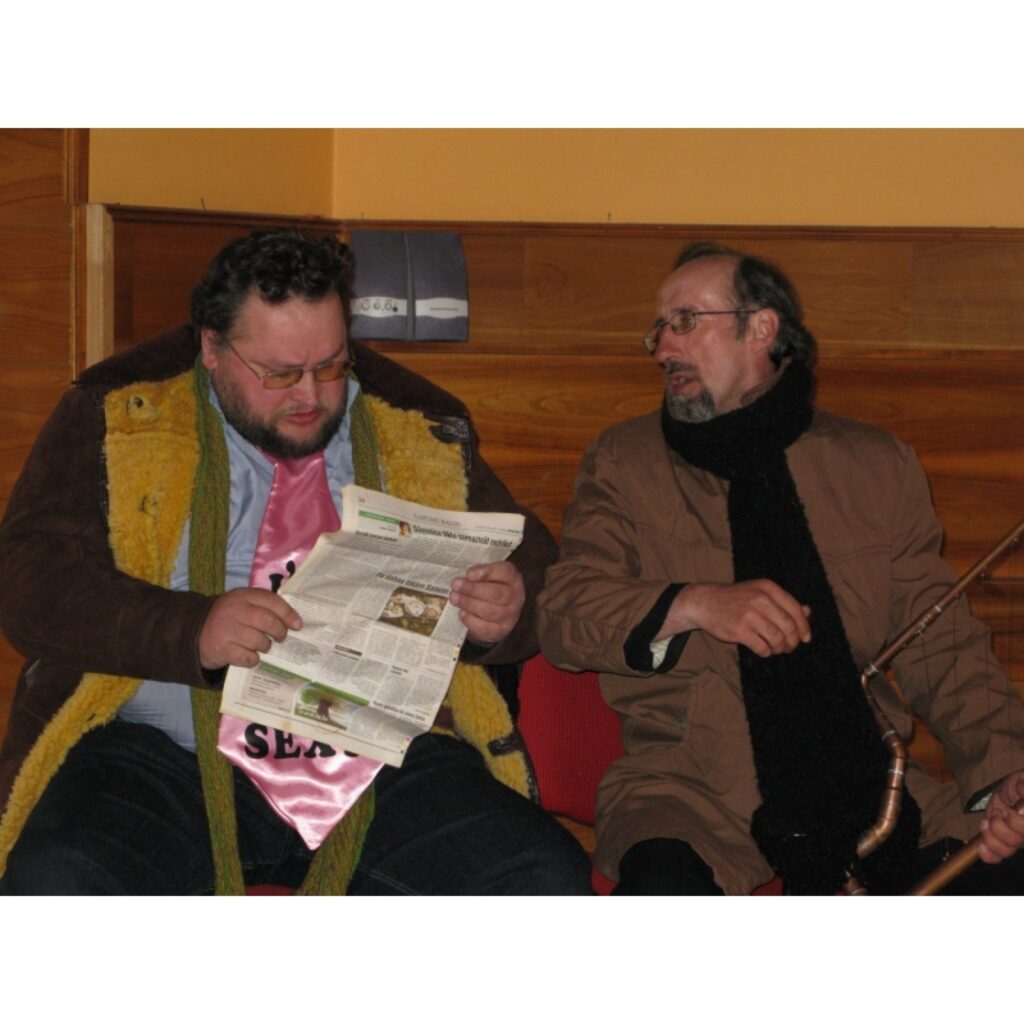 Šodien Blomes teātra mīļu apvienība "Nenolaid rumpi" sava pagasta iedzīvotājiem piedāvāja noskatīties humoristisku uzvedumu "Hugo Diegs brauc uz Bambāļiem".
Autors: Sarmīte Ozola