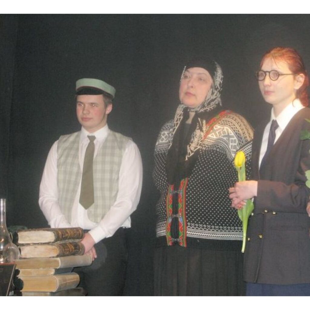 Pirms „Gada izrādes 2008" Dailes teātrī Smiltenes KSC 3. stāva teātra zālē 19. martā notika Smiltenes Tautas teātra izrāde - M.Sebastjans "Nezināmā zvaigzne".
Lomās:
Marika Svīķe, Aigars Veldre, Gita Skadiņa, Lolita Plūme,
Nadīna...
Autors: Sarmīte Ozola