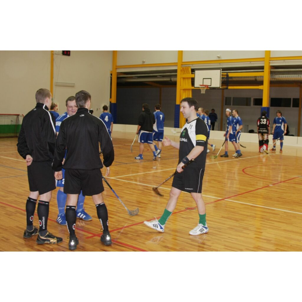 Piektdien Valkas ģimnāzijas sporta hallē nedaudz vairāk kā stundu pirms pusnakts noslēdzās Vidzemes otrās līgas čempionāts florbolā. Pēdējā spēle praktiski neko nemainīja turnīra tabulā. Valcēnieši itin pārliecinoši uzvarēja FK “Kalsnava”,...
Autors: Aldis Dubļāns