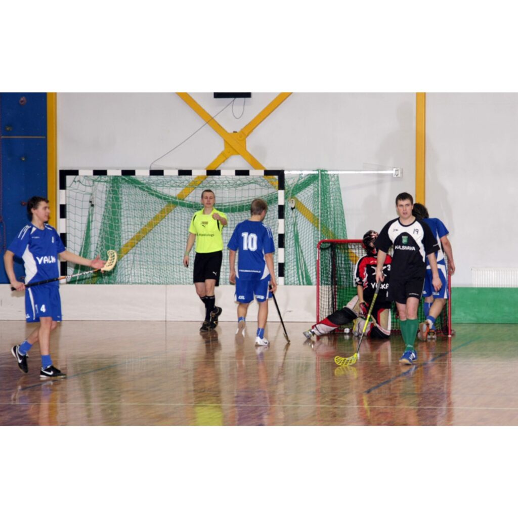 Piektdien Valkas ģimnāzijas sporta hallē nedaudz vairāk kā stundu pirms pusnakts noslēdzās Vidzemes otrās līgas čempionāts florbolā. Pēdējā spēle praktiski neko nemainīja turnīra tabulā. Valcēnieši itin pārliecinoši uzvarēja FK “Kalsnava”,...
Autors: Aldis Dubļāns