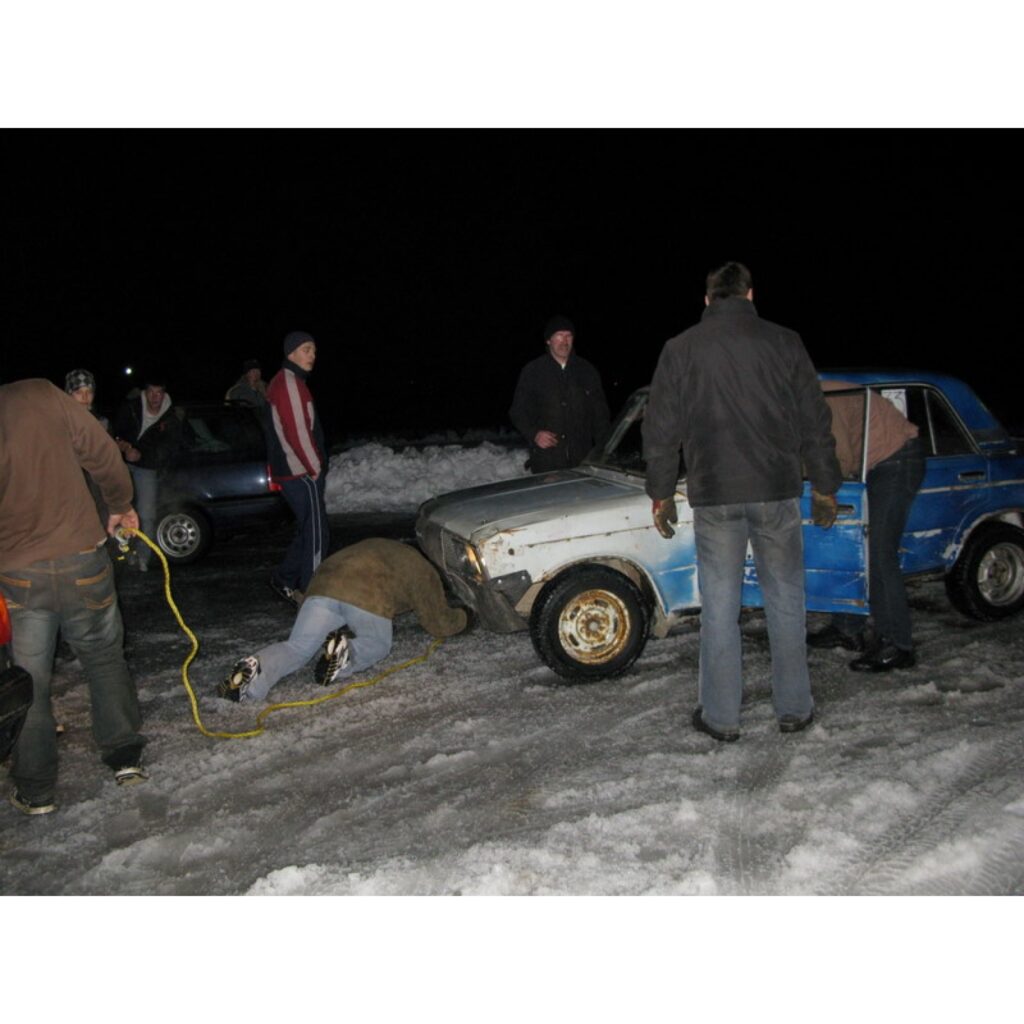 1. Autosporta entuziasti „Amatieru kausā 2009” pulcējās pēdējo reizi, jo klāt bija 12. jeb noslēdzošais posms. Posmu skaits mačos pēdējo gadu laikā bijis rekordliels.

2.Ap pulksten 17.00, kad sākās brīvie treniņi, sacensību organizators...
Autors: Santa Sinka