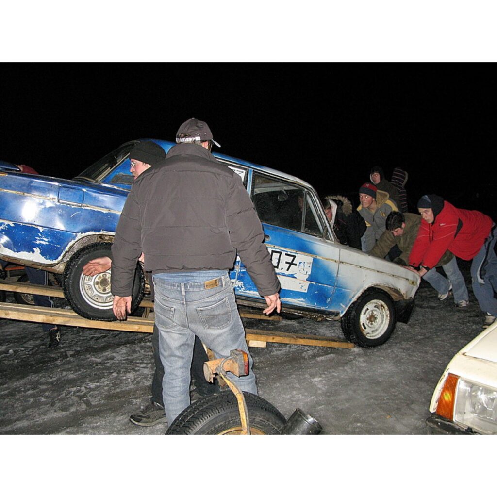 1. Autosporta entuziasti „Amatieru kausā 2009” pulcējās pēdējo reizi, jo klāt bija 12. jeb noslēdzošais posms. Posmu skaits mačos pēdējo gadu laikā bijis rekordliels.

2.Ap pulksten 17.00, kad sākās brīvie treniņi, sacensību organizators...
Autors: Santa Sinka