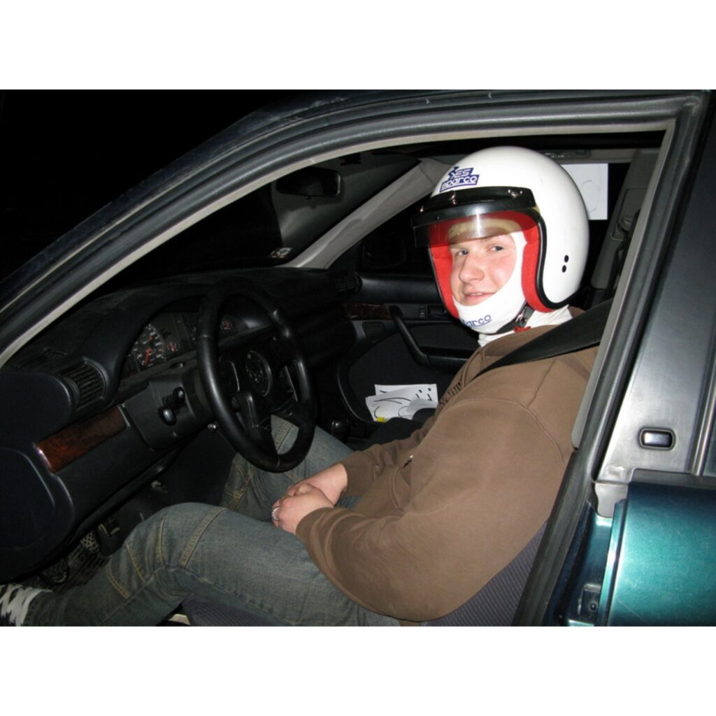 1. Autosporta entuziasti „Amatieru kausā 2009” pulcējās pēdējo reizi, jo klāt bija 12. jeb noslēdzošais posms. Posmu skaits mačos pēdējo gadu laikā bijis rekordliels.

2.Ap pulksten 17.00, kad sākās brīvie treniņi, sacensību organizators...
Autors: Santa Sinka