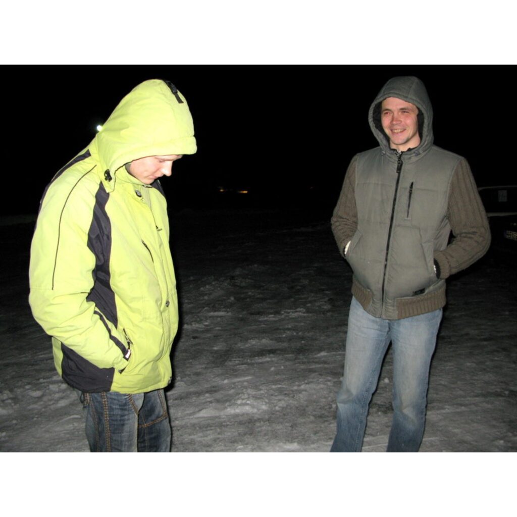 1. Autosporta entuziasti „Amatieru kausā 2009” pulcējās pēdējo reizi, jo klāt bija 12. jeb noslēdzošais posms. Posmu skaits mačos pēdējo gadu laikā bijis rekordliels.

2.Ap pulksten 17.00, kad sākās brīvie treniņi, sacensību organizators...
Autors: Santa Sinka
