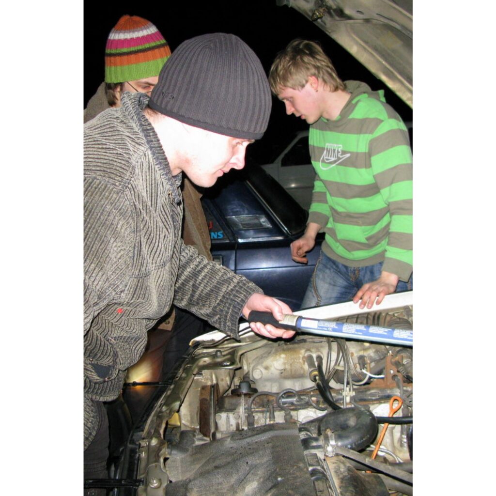 1. Autosporta entuziasti „Amatieru kausā 2009” pulcējās pēdējo reizi, jo klāt bija 12. jeb noslēdzošais posms. Posmu skaits mačos pēdējo gadu laikā bijis rekordliels.

2.Ap pulksten 17.00, kad sākās brīvie treniņi, sacensību organizators...
Autors: Santa Sinka