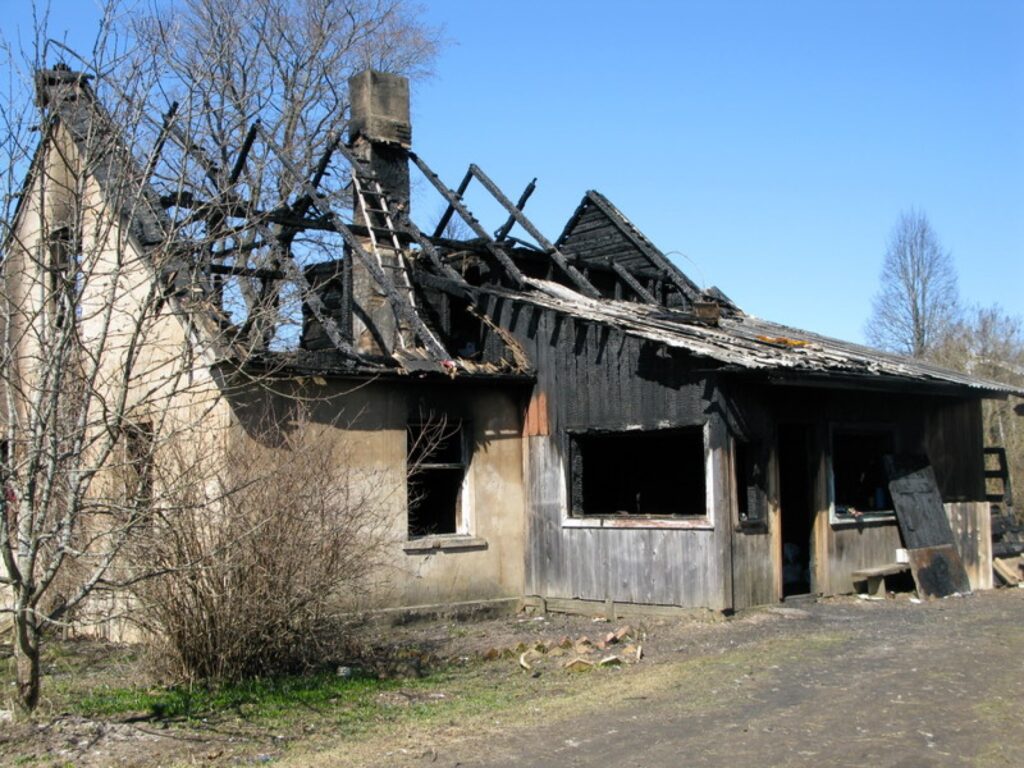 Pirms septiņām dienām ugunsgrēks izcēlās dzīvojamā mājā. Mājas saimnieki ļoti cer, ka viņi spēs un varēs atļauties atjaunot savu namu. Drīzumā tiks nojauktas jumta spāres. Bet, kad īsti sāksies darbi pie mājas atjaunošanas nav zināms, jo Zinaidai Rezinai un Semjonam Čaklačovam nav visu nepieciešamo materiālu.
Autors: Santa Sinka