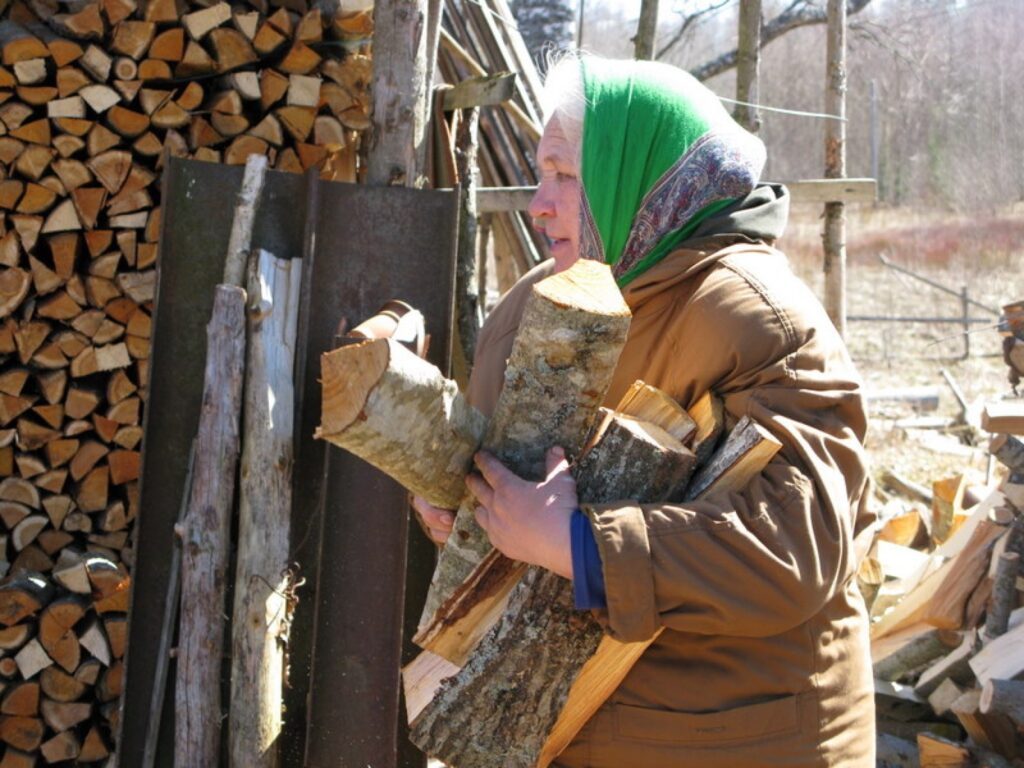 . Pirms nedēļas Zinaida krāva malku, nemaz nenojauzdama, ka atverot mājas durvis, tā bija dūmu pilna. Šodien ar asarām acīs viņa ik pa mirklim noraugās uz uguns izpostīto māju.
Autors: Santa Sinka