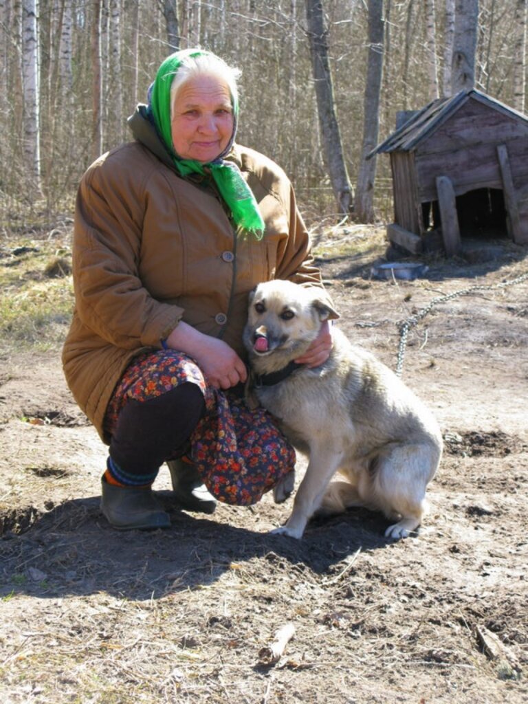 Uguns “Ošos” pirms nedēļas izpostīja gadu gaitā krātas materiālas vērtības. Par to ļoti skumst Z. Rezina. Tomēr samīļojot vienu no suņukiem viņa apjauš – galvenais, ka paši sveiki un veseli.
Autors: Santa Sinka