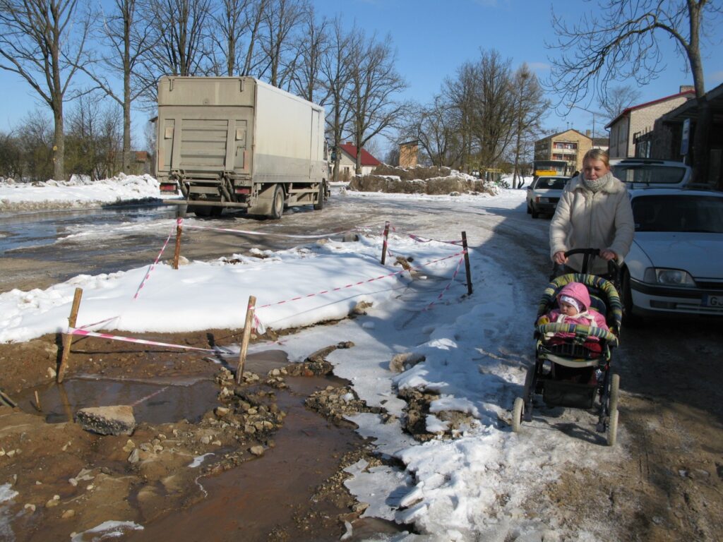 Variniete Arita Brikmane piekrīt, ka ciematā prioritāte ir ūdensvada remonts, jo caurules plīst bieži (attēlā). Taču arī saieta namu vajagot būvēt. 
Autors: Sandra Pētersone