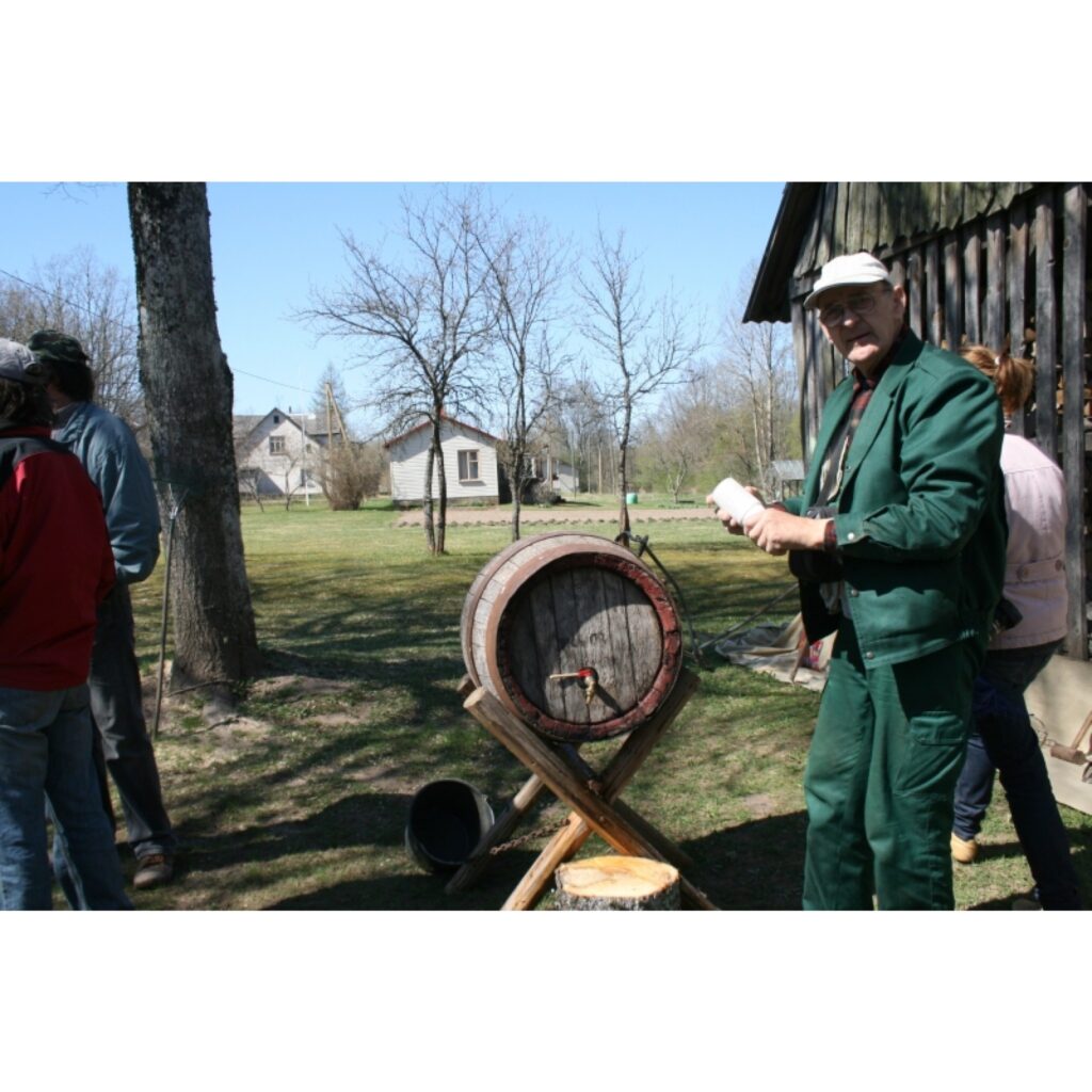Kārķos notika tradicionālā Meža diena. Šopavasar jau sesto gadu esošie un bijušie kārķēnieši ņēma rokās darbarīkus, lai atkal uzpostu savu dzimto vietu.
“Ziemeļlatvija” Kārķos ieradās, kad jau lielie darbi gandrīz bija pabeigti, vienīgi...
Autors: Inga Karpova