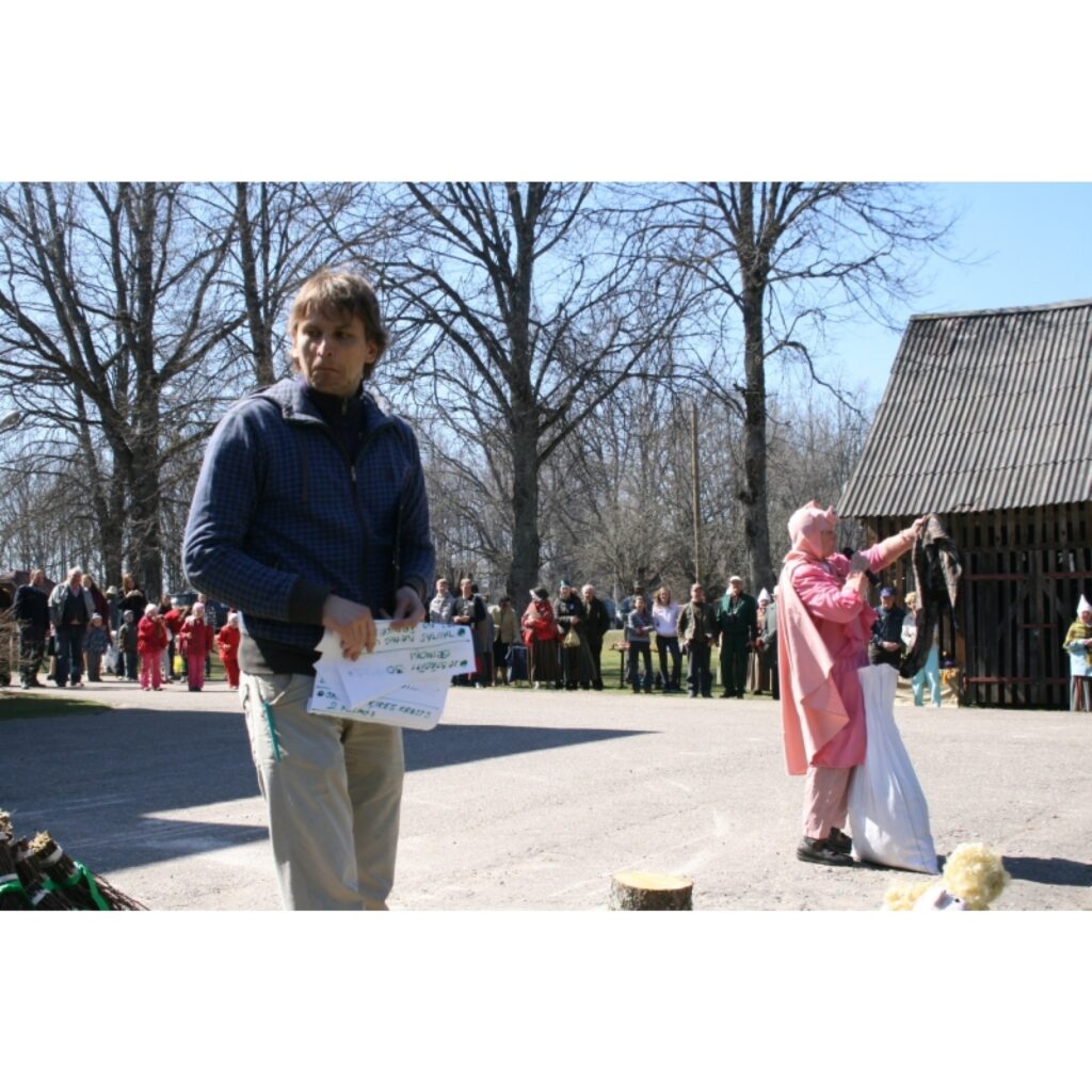 Kārķos notika tradicionālā Meža diena. Šopavasar jau sesto gadu esošie un bijušie kārķēnieši ņēma rokās darbarīkus, lai atkal uzpostu savu dzimto vietu.
“Ziemeļlatvija” Kārķos ieradās, kad jau lielie darbi gandrīz bija pabeigti, vienīgi...
Autors: Inga Karpova