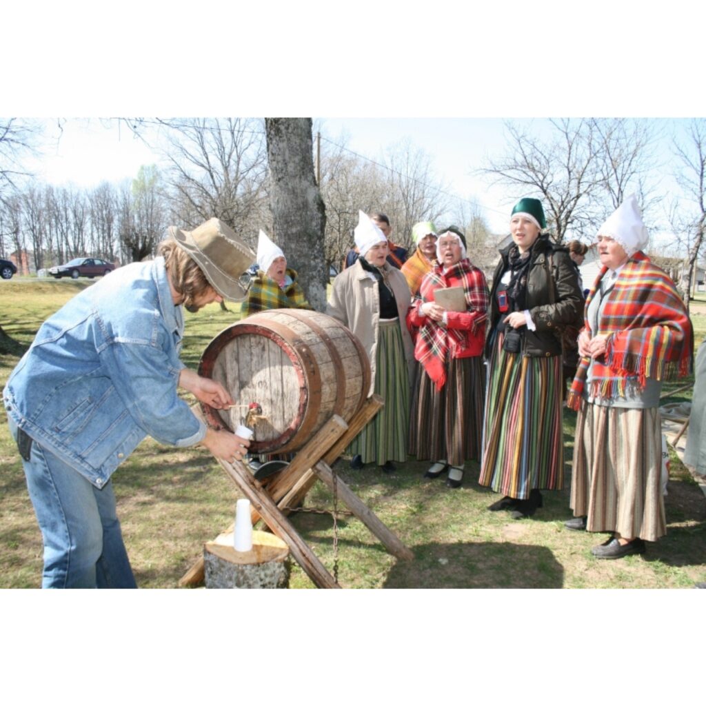 Kārķos notika tradicionālā Meža diena. Šopavasar jau sesto gadu esošie un bijušie kārķēnieši ņēma rokās darbarīkus, lai atkal uzpostu savu dzimto vietu.
“Ziemeļlatvija” Kārķos ieradās, kad jau lielie darbi gandrīz bija pabeigti, vienīgi...
Autors: Inga Karpova