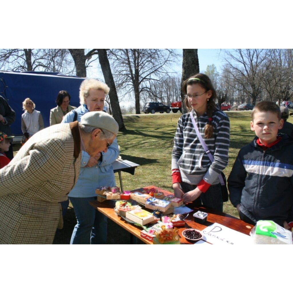 Kārķos notika tradicionālā Meža diena. Šopavasar jau sesto gadu esošie un bijušie kārķēnieši ņēma rokās darbarīkus, lai atkal uzpostu savu dzimto vietu.
“Ziemeļlatvija” Kārķos ieradās, kad jau lielie darbi gandrīz bija pabeigti, vienīgi...
Autors: Inga Karpova