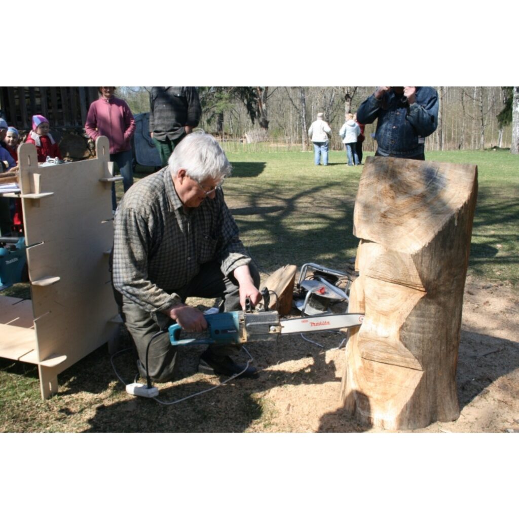 Kārķos notika tradicionālā Meža diena. Šopavasar jau sesto gadu esošie un bijušie kārķēnieši ņēma rokās darbarīkus, lai atkal uzpostu savu dzimto vietu.
“Ziemeļlatvija” Kārķos ieradās, kad jau lielie darbi gandrīz bija pabeigti, vienīgi...
Autors: Inga Karpova